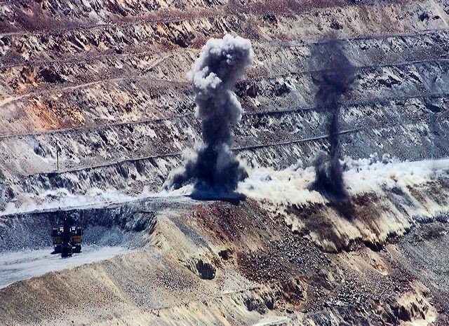 bingham_canyon_blast.jpg